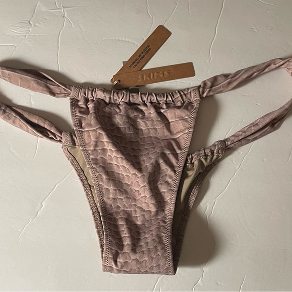SKIMS SIGNATURE SWIM NEW W TAGS RUCHED THONG BIKINI BOTTOM SIZE LARGE DUNE CROC - Picture 2 of 5